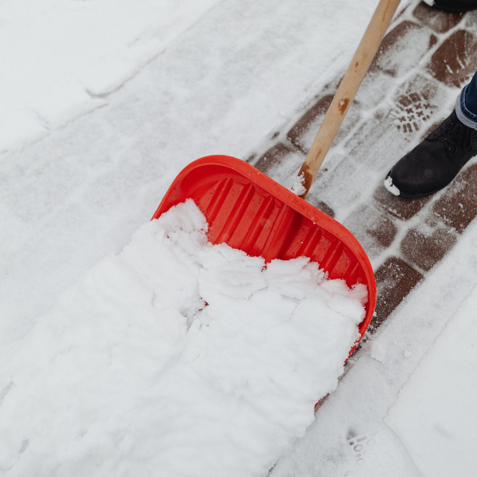 Removing snow in the pathway